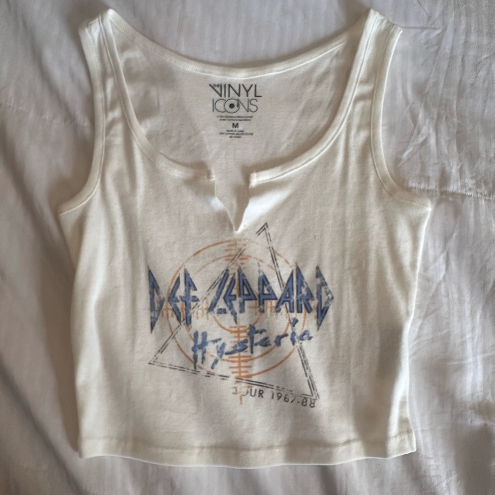 Vinyl icons cropped Def Leppard tank, size Medium in crème… never worn